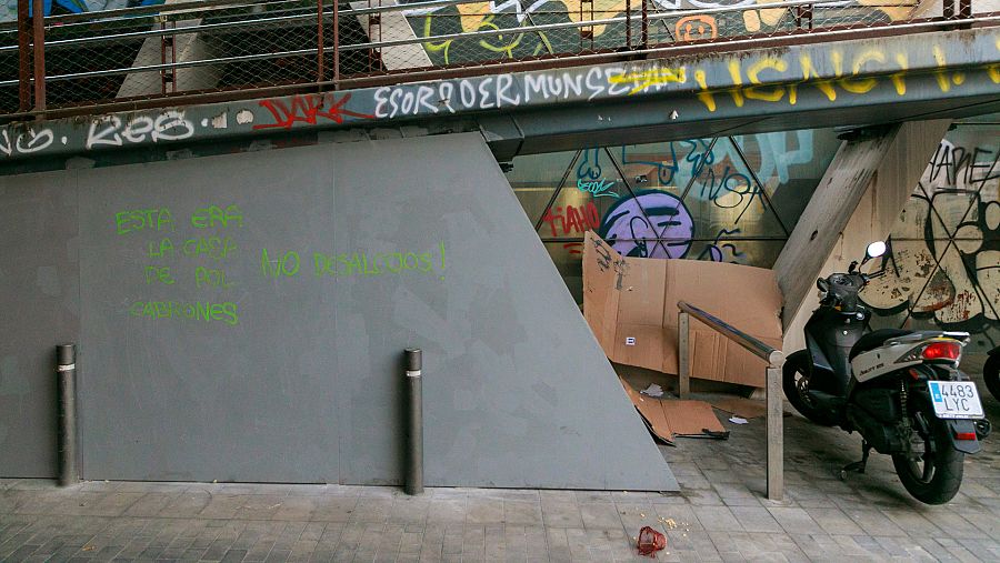 Una persona sin hogar dormía bajo este puente antes de que tapasen el hueco con una fachada gris