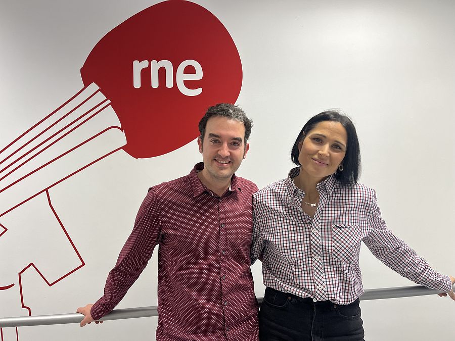 Salvador Jiménez, presentador de 'Patio de voces, y Rosa López, cantante