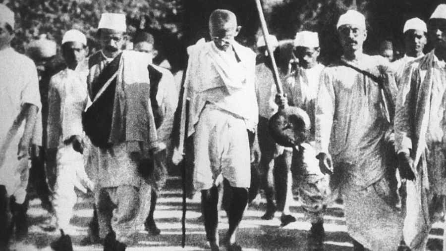 Mahatma Gandhi iniciando La Marcha de la Sal