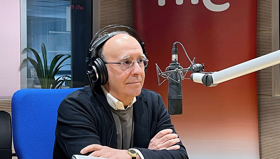 El dentista Eduardo Anitua en los estudios de Radio Nacional de España