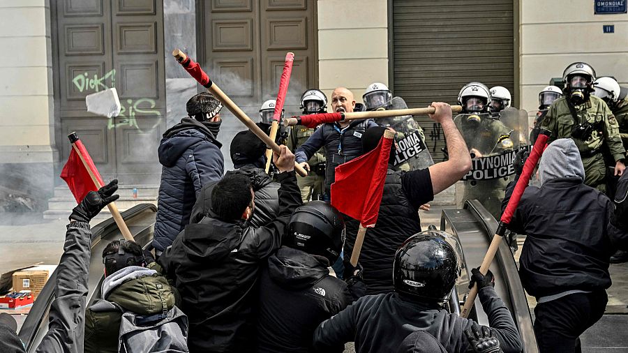 Un grupo de manifestantes se enfrenta a la policía en Atenas
