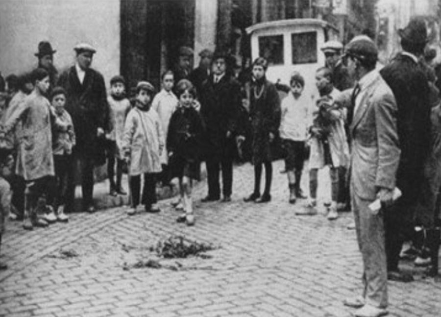 A l'antic carrer de la Cadena, al Raval, va quedar el rastre de l'atemptat que va llevar la vida a Salvador Seguí i a Francesc Comas