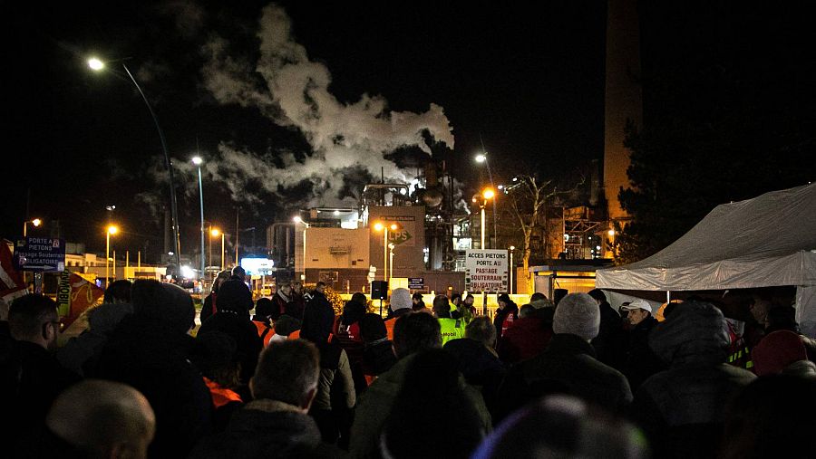 Sindicalistas en un piquete frente a la refinería de Exxon-Mobil en el Puerto Jerome Gravenchon, en El Havre (Francia), el 7 de marzo. Foto: Lou BENOIST / AFP