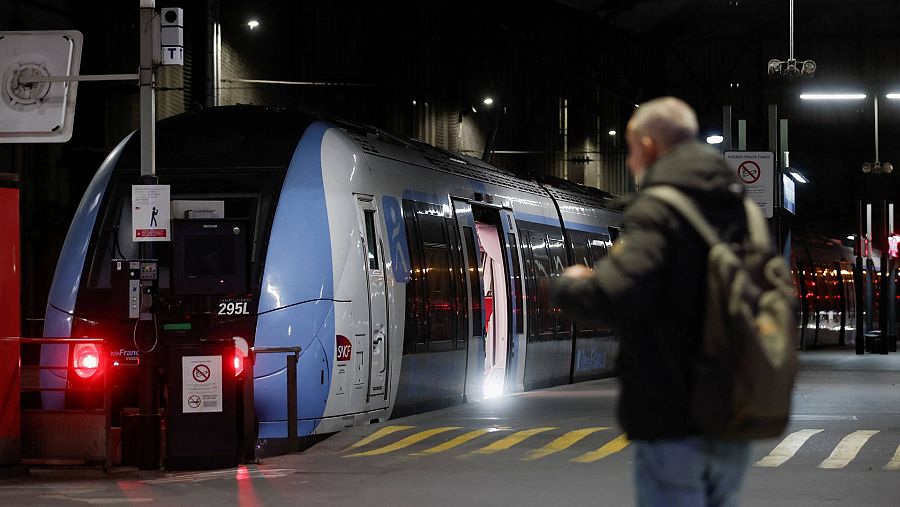 Los pasajeros esperan en un andén de la estación de Saint-Lazare, en París, durante la sexta jornada de huelga en Francia, que afecta al transporte. REUTERS/Benoit Tessier