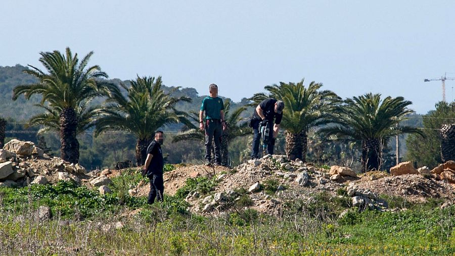 Especialistas de la Guardia Civil trabajan en una finca de Calvià, con perros y excavadoras, en la búsqueda de pruebas sobre la desaparición en 2013 de Malén Ortiz - Ver ahora