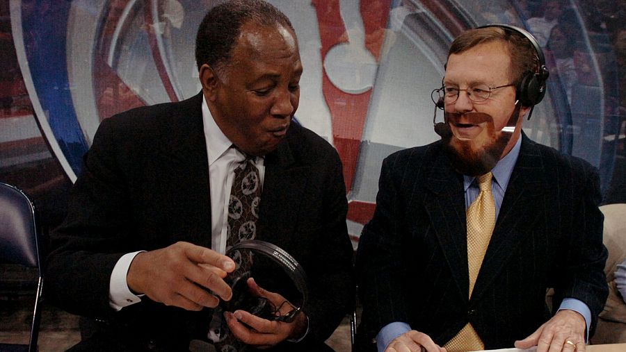 Los locutores de la ESPN, Snapper Jones (dcha.) y Jim Durham (izda.), conversan en la 'Beard Pau-er Night', el 25 de enero de 2006, previo a un Grizzlies-Timberwolves.