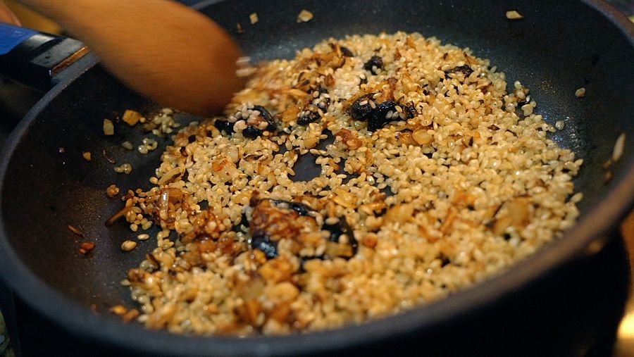 Mezclamos el arroz con la cebolla, y el ajo negro