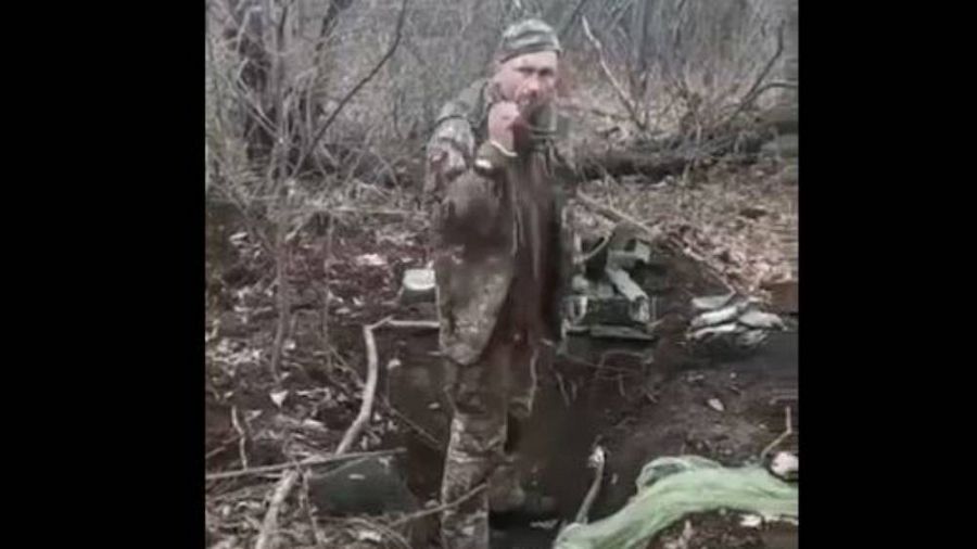 Imagen, tomada de redes sociales, del vídeo en el que supuestamente se ve como es abatido a tiros, tras ser capturado, el soldado ucraniano Tymofï Mikolaiovich Shadoura.