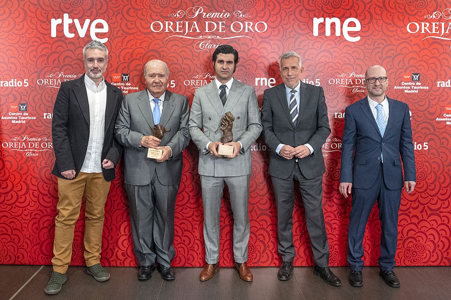 Foto de familia de la entrega de la Oreja y el Hierro de Oro 2022 de RNE