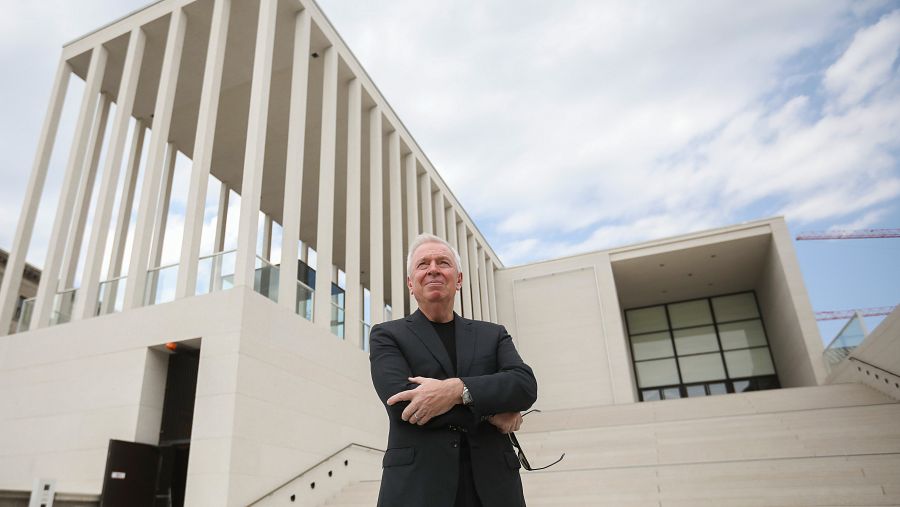 David Chipperfield posa frente a la Galería James Simon en la Isla de los Museos de Berlín.