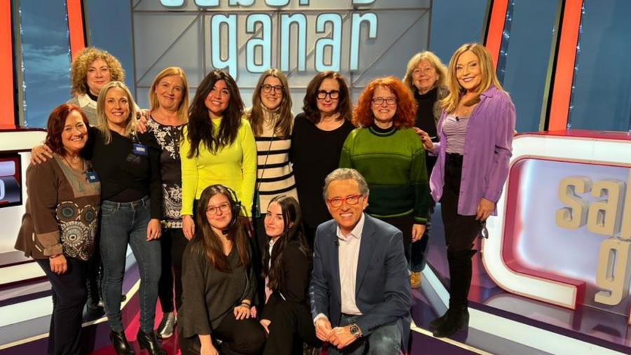 El equipo femenino de 'Saber y ganar' junto a Jordi Hurtado en la Semana de la Mujer del programa, acompañados de las 'Magníficas'.