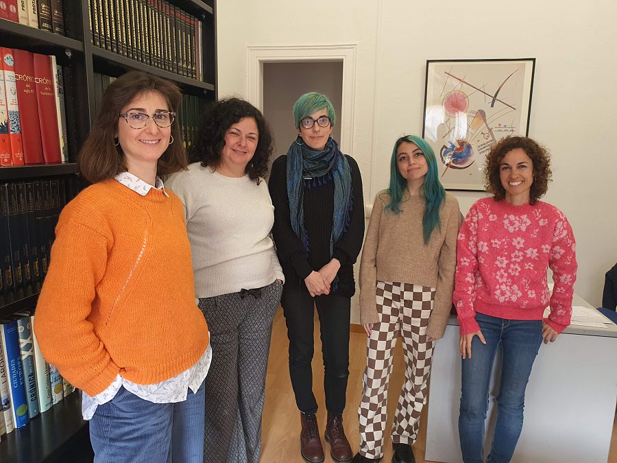 Parte del equipo de guion de 'Saber y Ganar'. De izquierda a derecha Armonía Gustems, Marina Ortuño, Mireia Pou, Júlia Puig y Mireia Uribesalgo.