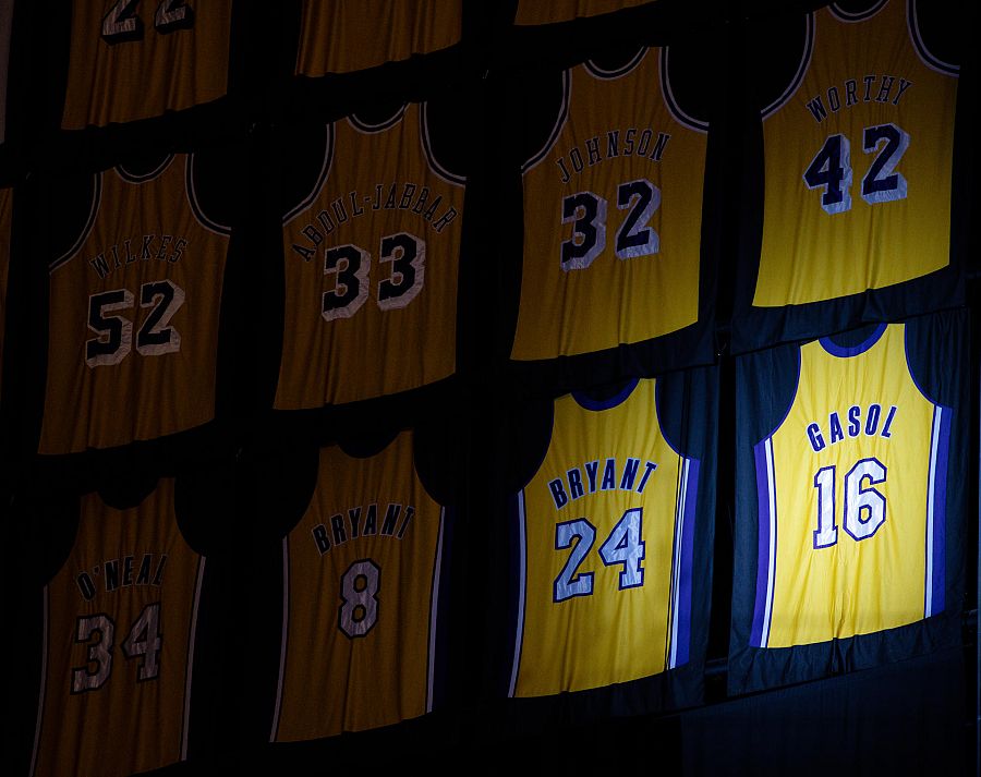 La camiseta del jugador español Pau Gasol en su ceremonia de retiro durante el partido de la NBA entre Los Angeles Lakers y Memphis Grizzlies en Crypto.Com Arena en Los Ángeles.