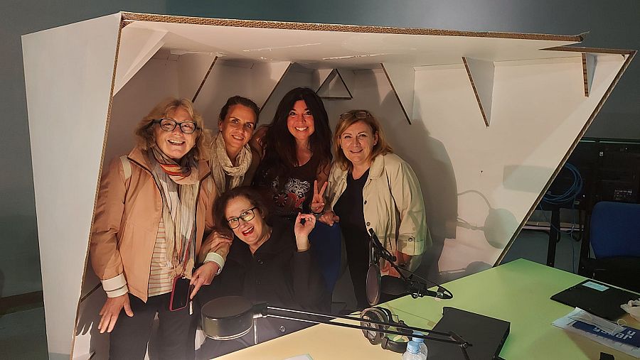 Parte del equipo de 'Saber y ganar'. De izquierda a derecha: Àngels Peñarroya, Inma López Almansa, Elisenda Roca, Lorena Montón y Montse Casillas.