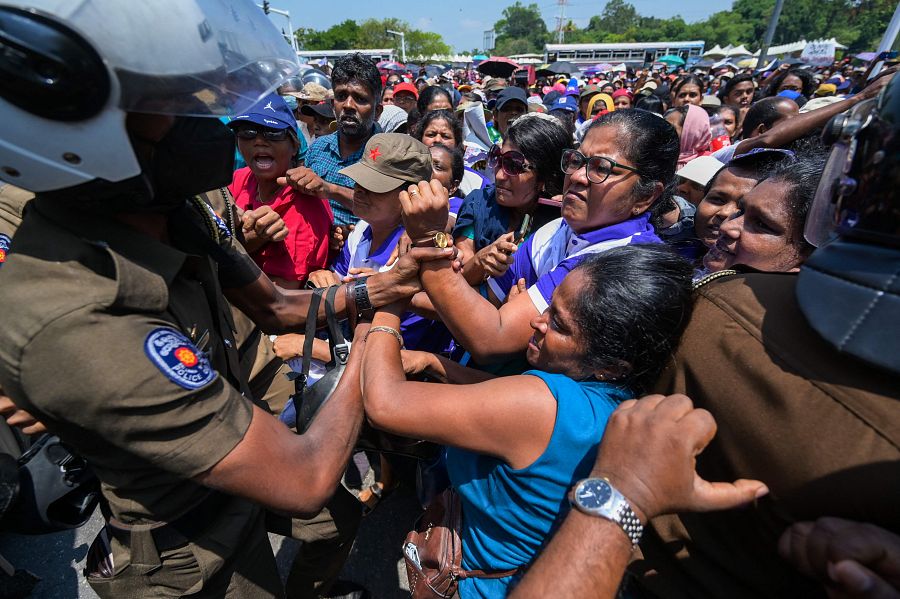 Manifestantes se enfrentan a la policía durante una protesta organizada por el grupo 