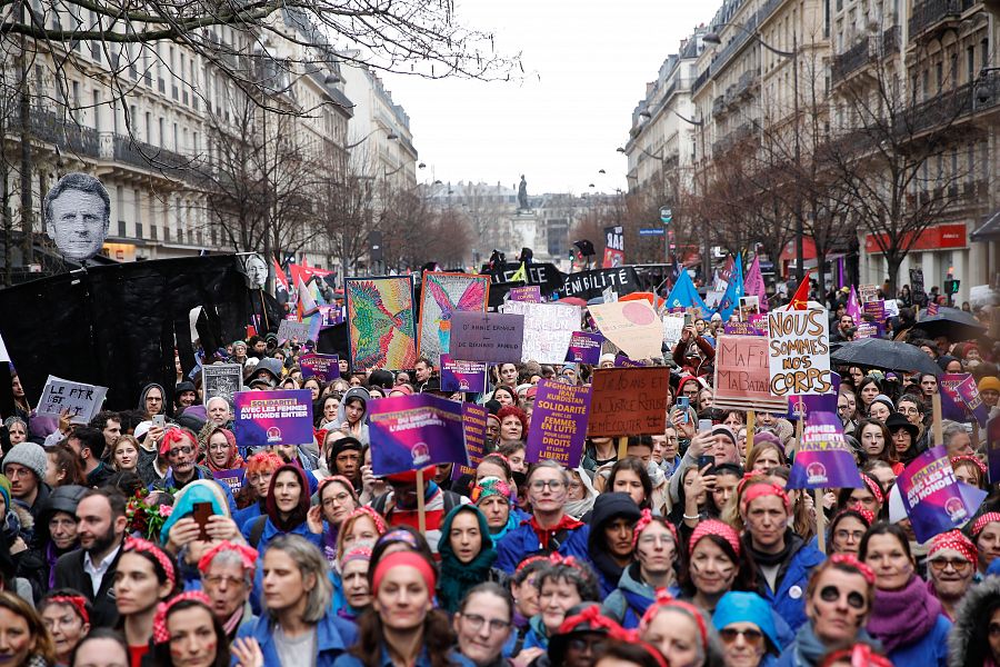 Miles de personas reivindican los derechos de la mujer por las calles de París