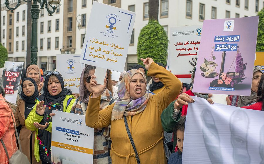 Una mujer marroquí porta una pancarta en la que se lee 