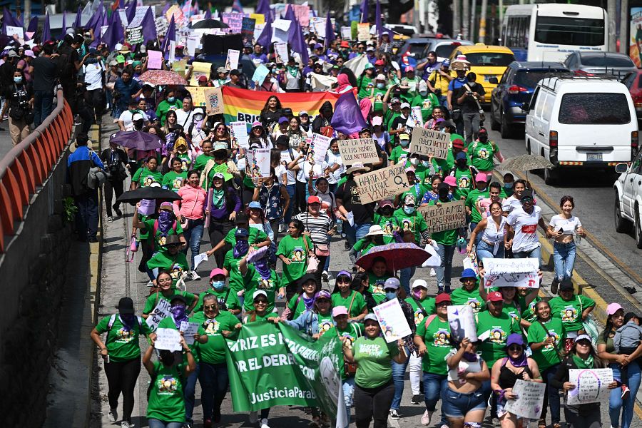 Manifestantes marchan en apoyo de los derechos de la mujer en San Salvador