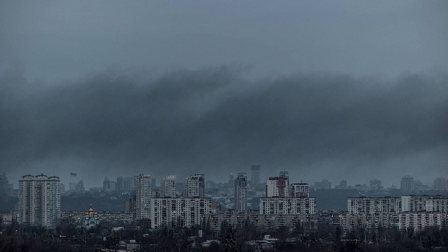 Una lengua de humo se extiende sobre la capital ucraniana tras los bombardeos de este jueves, 9 de marzo (REUTERS/Vladyslav Sodel).