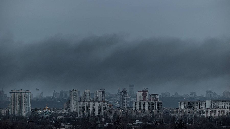 Una lengua de humo se extiende sobre la capital ucraniana tras los bombardeos de este jueves, 9 de marzo (REUTERS/Vladyslav Sodel).