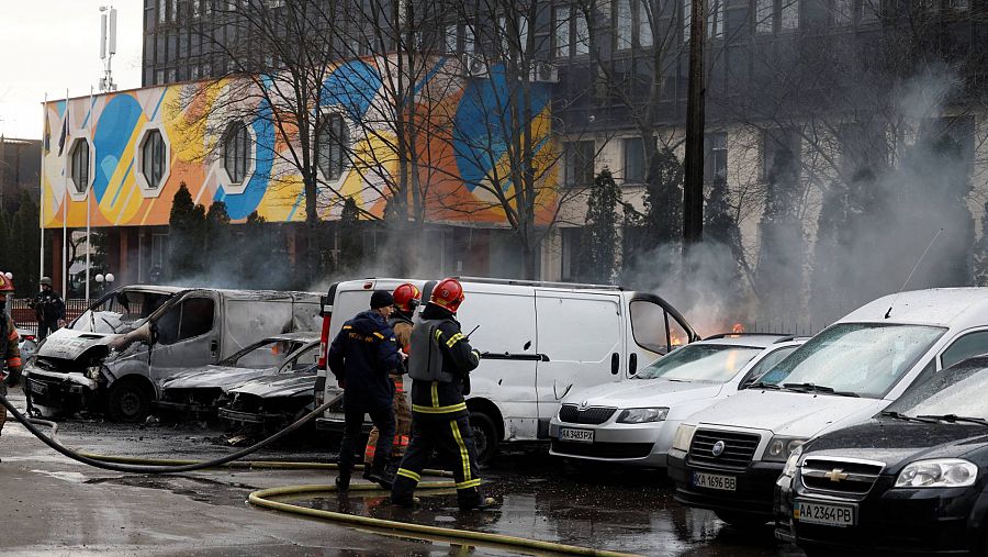 Imágenes de los bombardeos sobre Ucrania. Bomberos extinguen el fuego en vairos vehículos en Kiev. (REUTERS/Gleb Garanich).