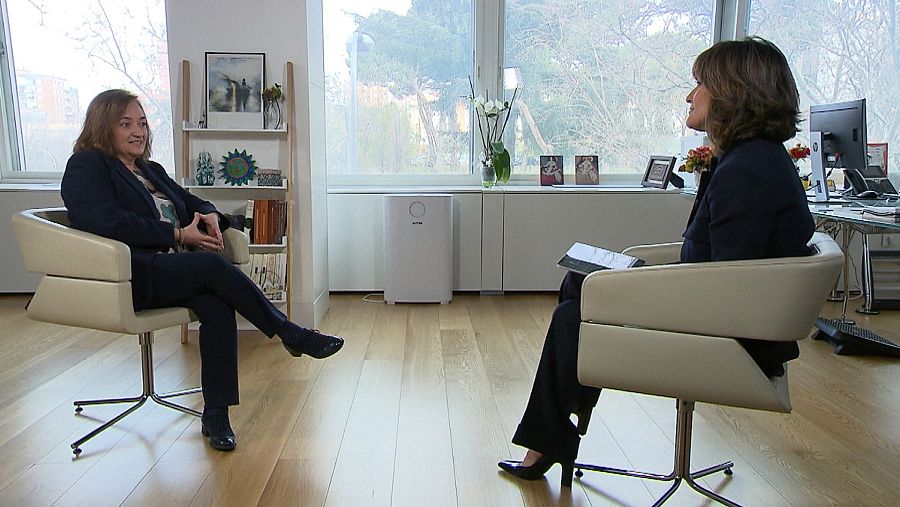 La presidenta de la AIReF con la directora del programa 'Parlamento', Diana Arias.