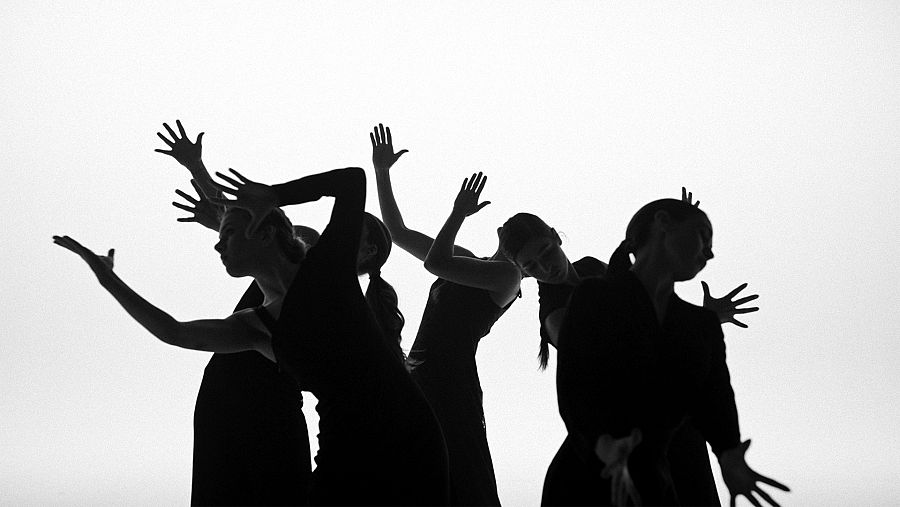 Paloma Scharfhausen, Angélica Moyano, Paula Valbuena, Paula Gironi y Amanda Nóbrega durante el videoclip de 