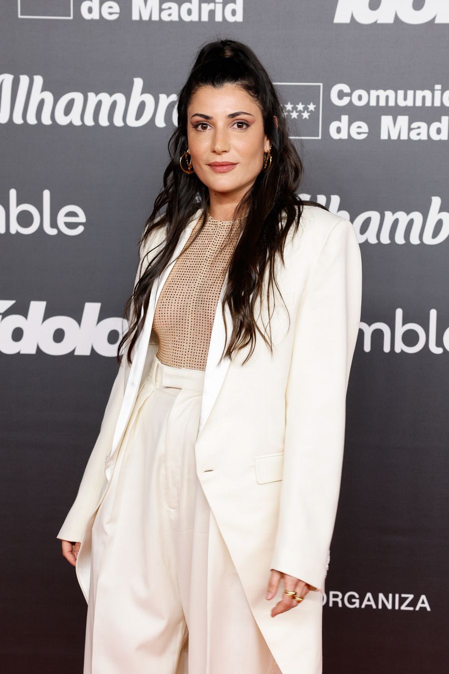 Alba Paul en la alfombra roja de los Premios Ídolo