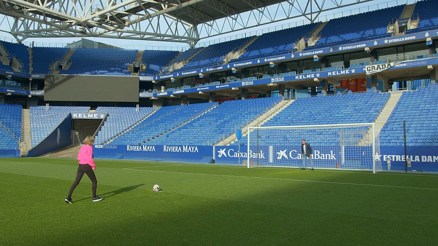 Ana Boadas prova sort llançant un penal a l'exfutbolista Joan Capdevila