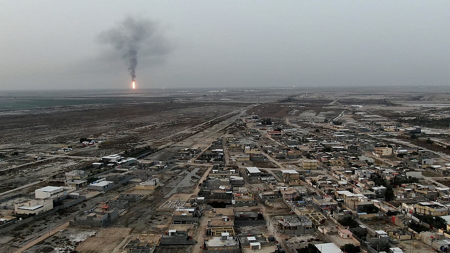 Ciudad de Qurna oeste y al fondo campo petrolífero