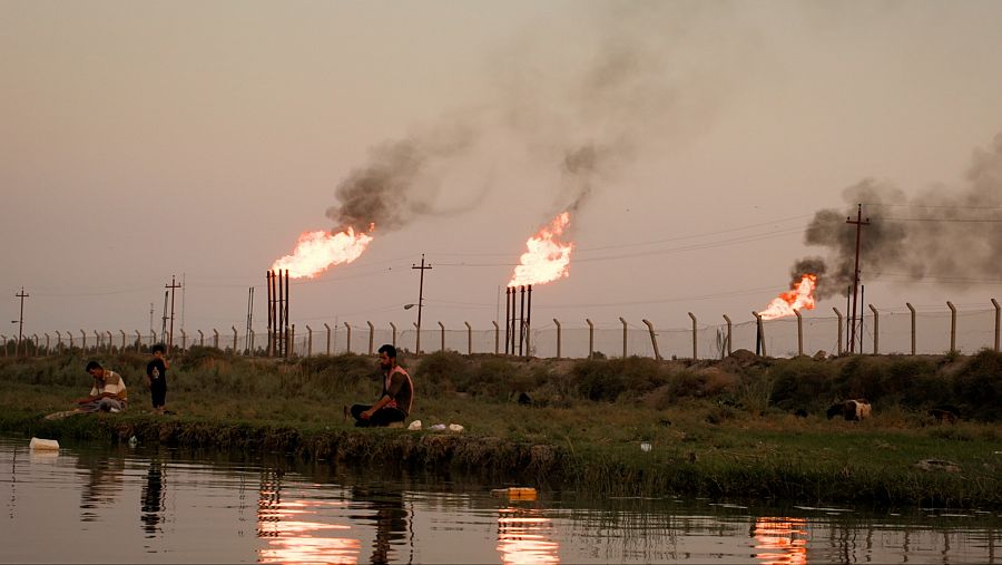 Hombres pescando en el río en Nahran Omar