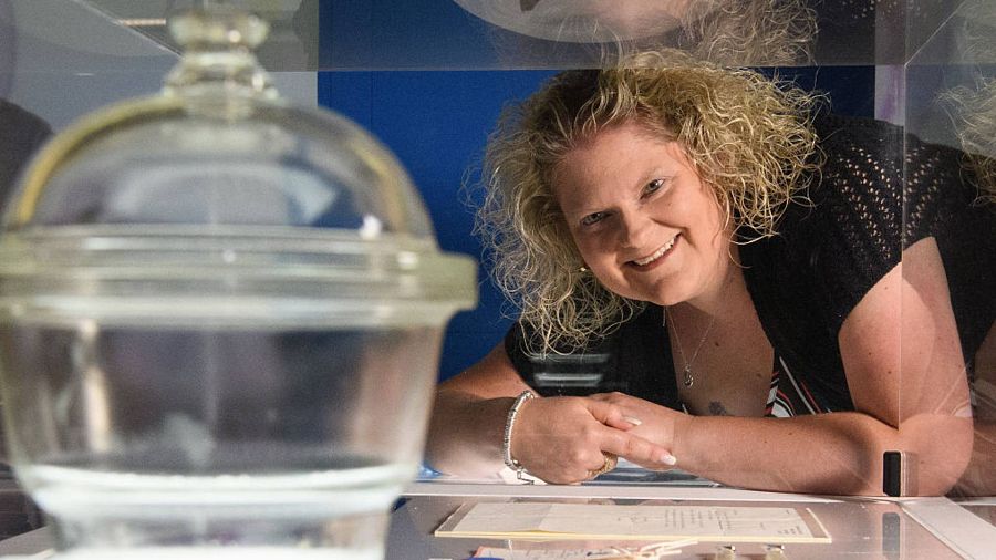 Imagen de Louise Brown, primera niña probeta, ya adulta