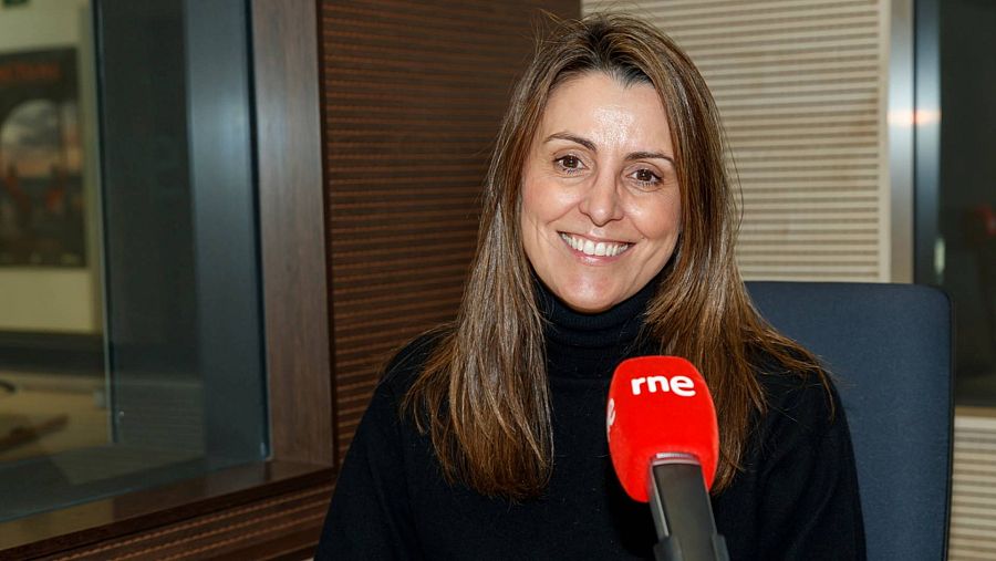 Celia Castro, de la empresa de ascensores Otis, posando en el estudio de Radio Nacional