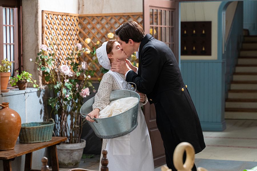 Salvador y María Fernández se besan apasionadamente