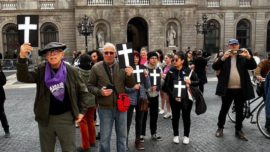 Els familiars de les víctimes a les residències durant la pandèmia es concentren a la Plaça Sant Jaume de Barcelona