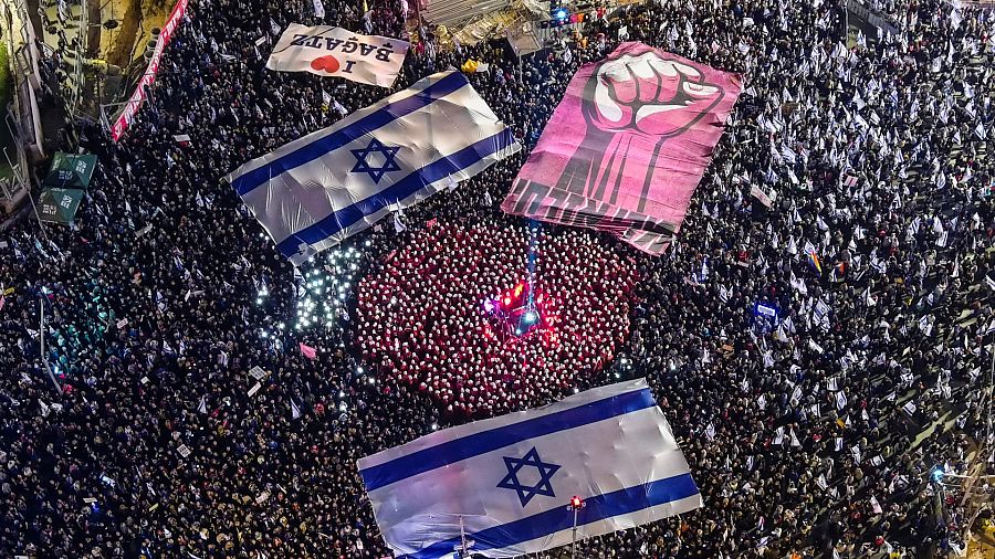 Miles de personas se han manifestado en Tel Aviv contra la reforma judicial del Gobierno de Netanyahu.