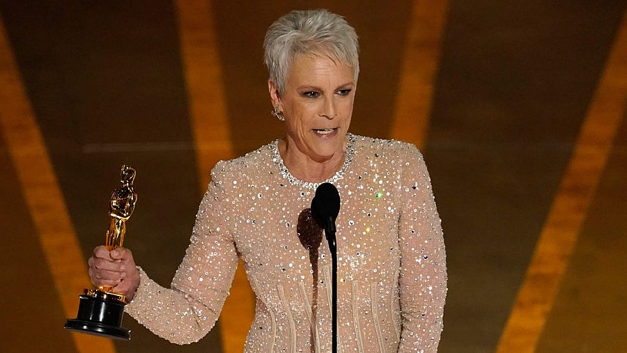 Jamie Lee Curtis gana el premio Oscar a mejor actriz secundaria por 'Todo a la vez en todas partes'.