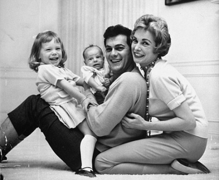 Tony Curtis y Janet Leigh con las dos hijas que tuvieron en su matrimonio Kelly y Jamie