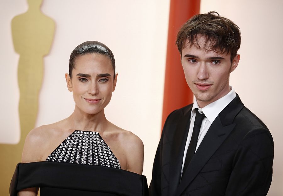 Jennifer Connelly y su hijo Stellan Connelly en los Oscar 2023