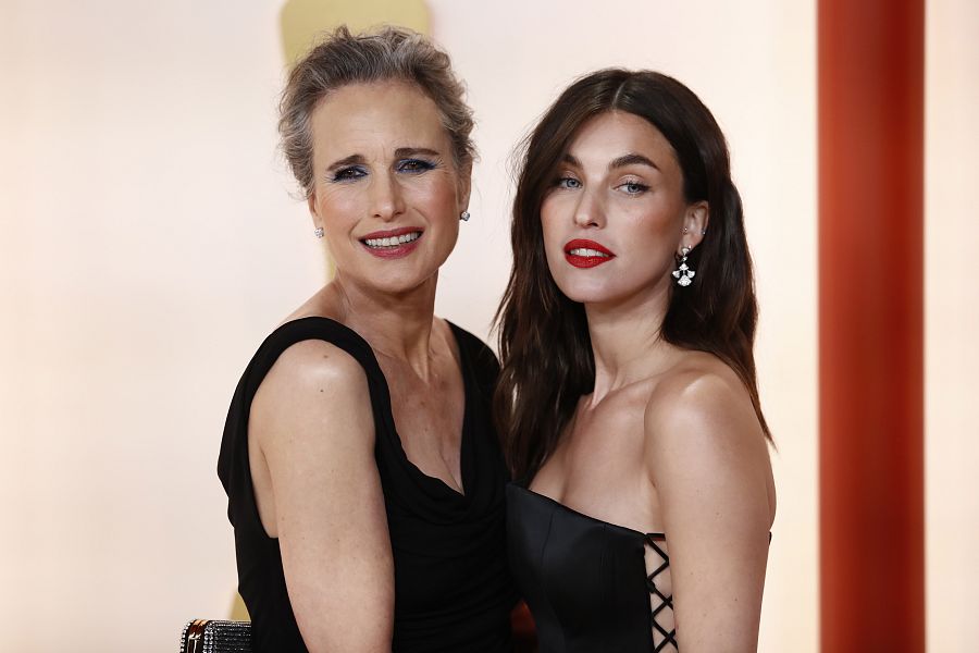 Andie McDowell y su hija Rainey Qualley en los Oscar 2023