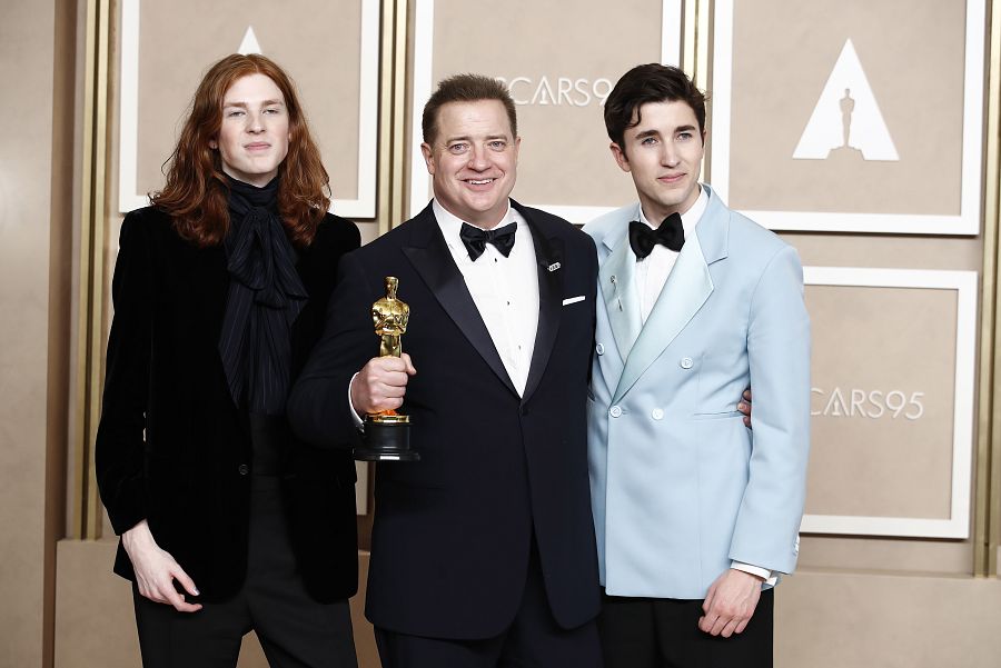 Brendan Fraser junto a sus hijos Holden y Leland en los Oscar 2023