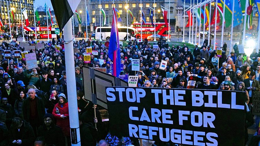 Protesta frente al Parlamento británico contra la Ley de Migración durante el debate del lunes, 13 de marzo. Foto: Victoria Jones/PA Wire/PA vía AP