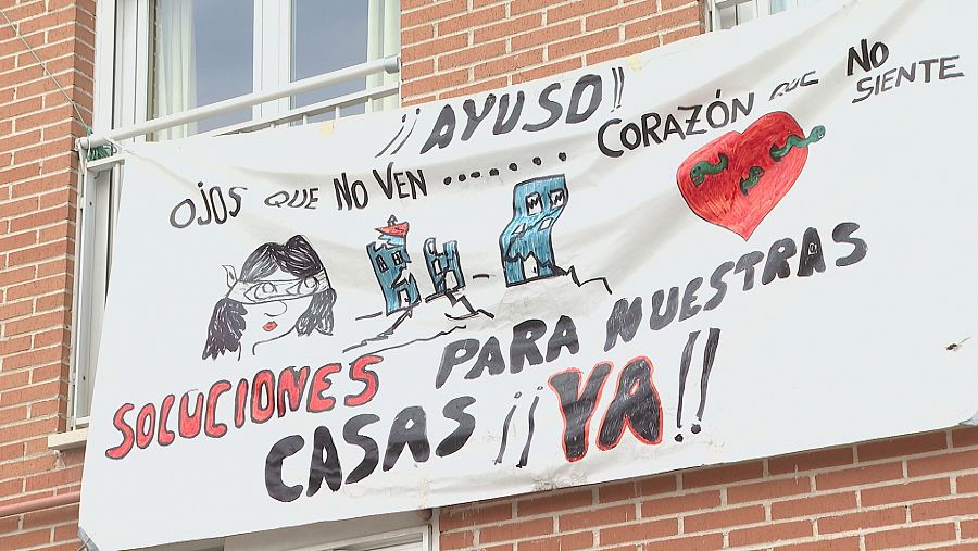 Cartel reivindicativo por las grietas en las obras del metro en las ventanas de algunos pisos de San Fernando de Henares