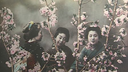 Chicas japonesas junto a cerezos (1914)