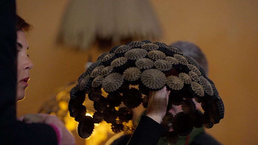 Làmpada feta de cartró per l'artista Fèlix Lozal