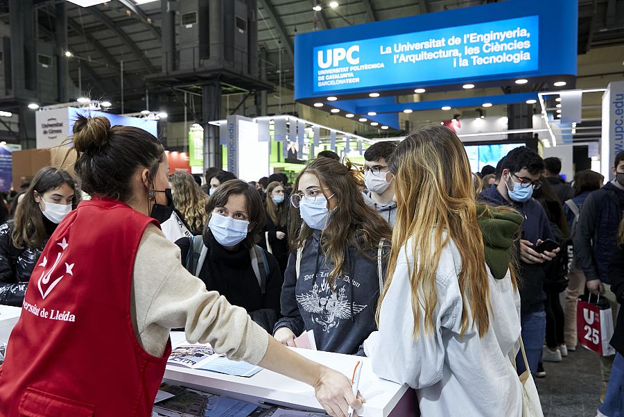 Els estudiants universitaris resolen dubtes dels joves