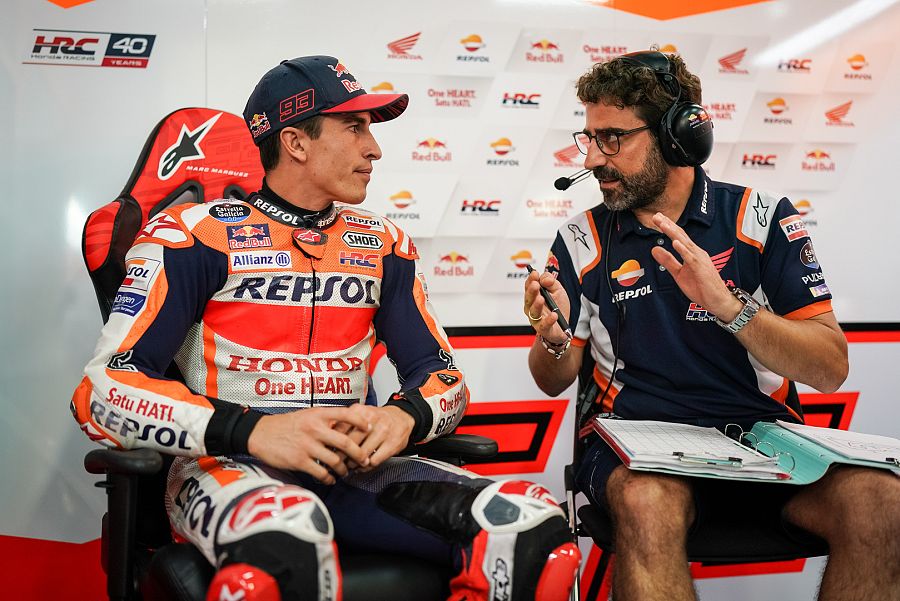 En un moment de feina, Santi Hernández donant instruccions a Márquez