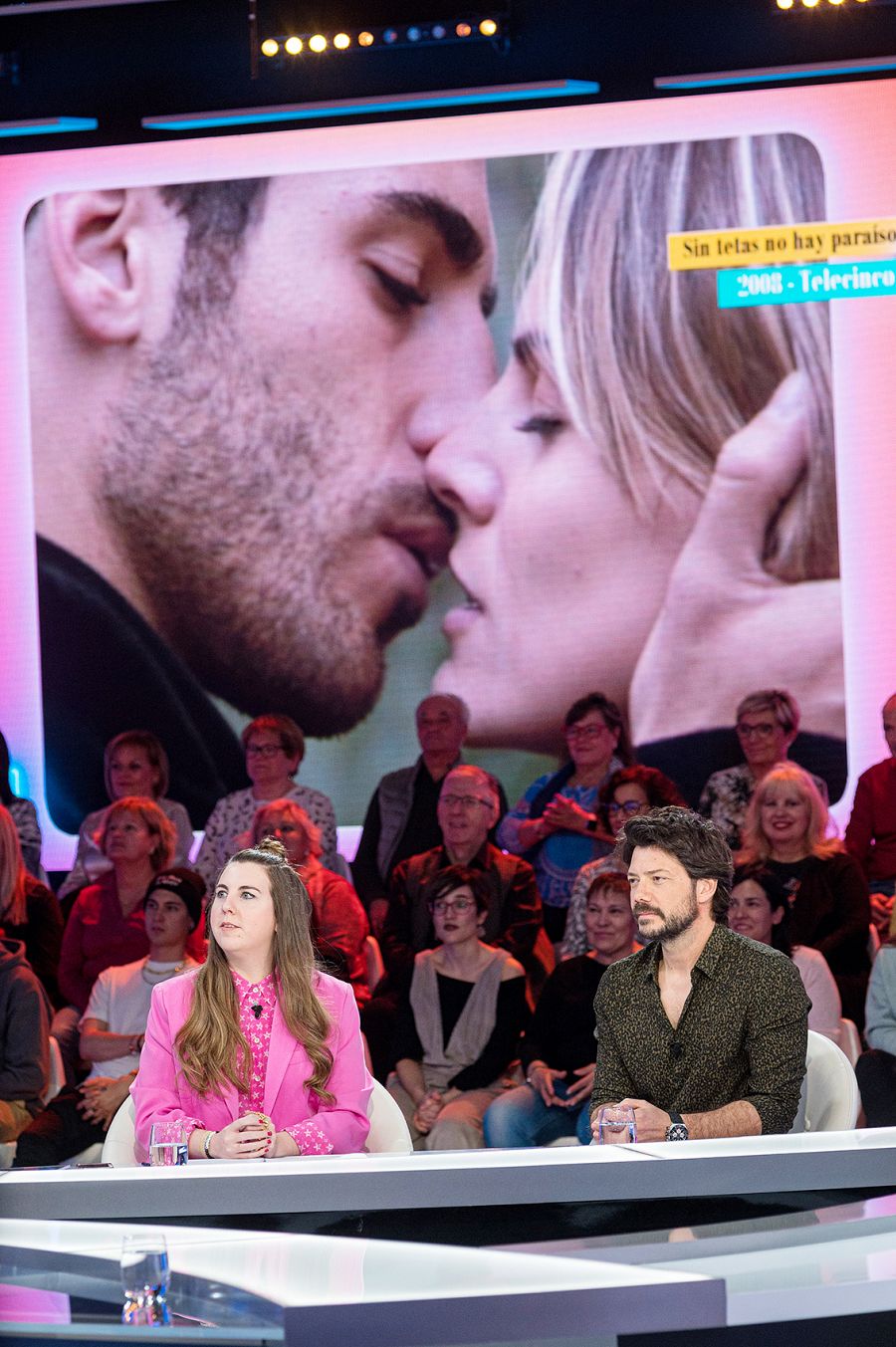 Días de tele revive la escena del beso más esperado de 'Sin tetas no hay paraíso'