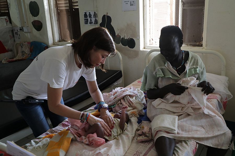 Trabajadora sanitaria humanitaria de MSF reconoce a un niño