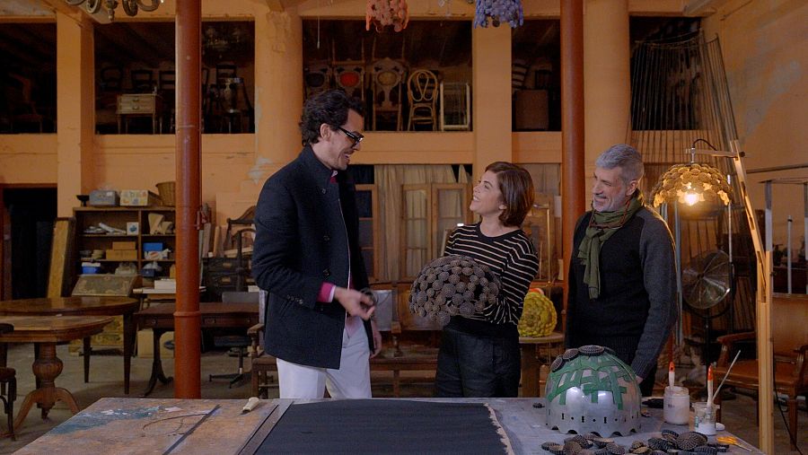 Félix Lozal ensenya a Juan Avellaneda i a Samanta Villar a fer una làmpada de paper, a 'Fet a mà'